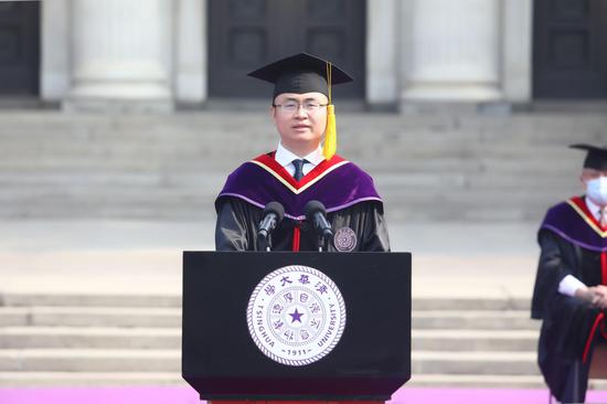 校友代表丁欣在毕业典礼上发言。 图源:清华大学