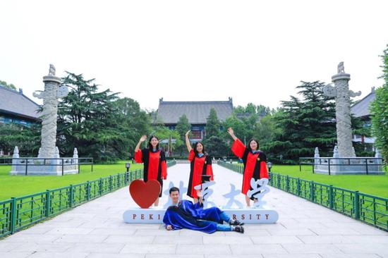 本次毕业典礼在北京、深圳两地9大分会场同步进行。 图源:北京大学