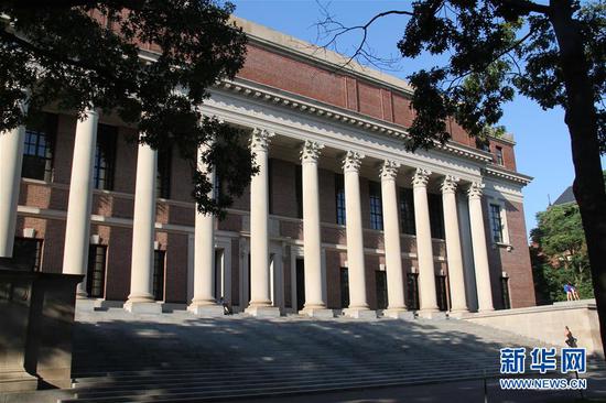 这是7月14日在美国马萨诸塞州剑桥市拍摄的哈佛大学校园。 新华社发