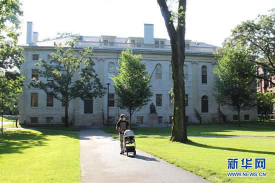 这是7月14日在美国马萨诸塞州剑桥市拍摄的哈佛大学校园。 新华社发