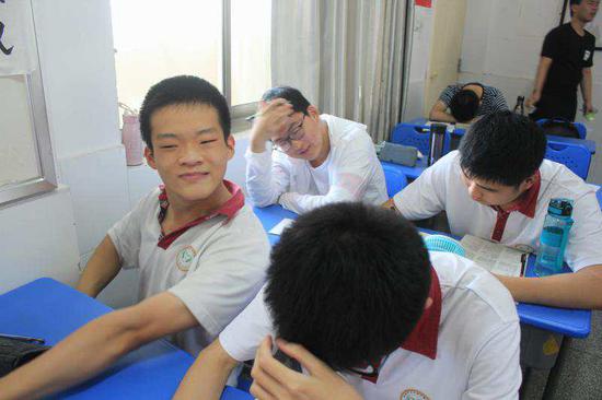 中学时期的姚俊鹏在学校上课。受访者提供