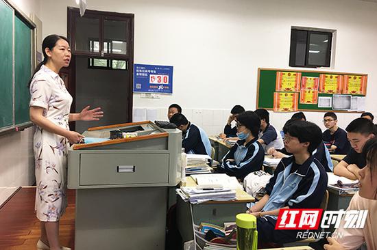 校长谭志红为330班学生进行考前指导。