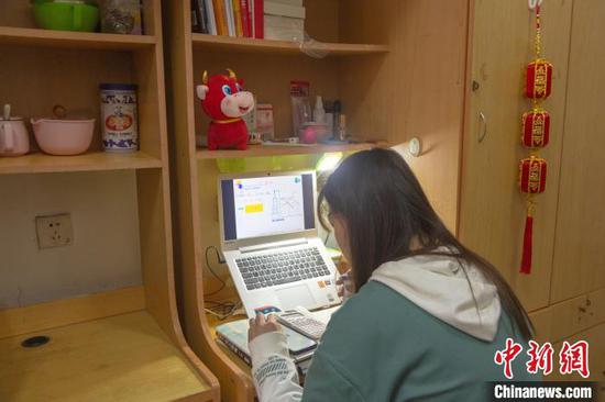 图为南昌航空大学的留校学生正在寝室里学习。 刘力鑫 摄