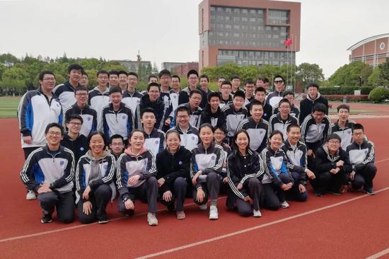 华东师大二附中高一(9)班提前拍摄“毕业照”。 本文图片受访者提供