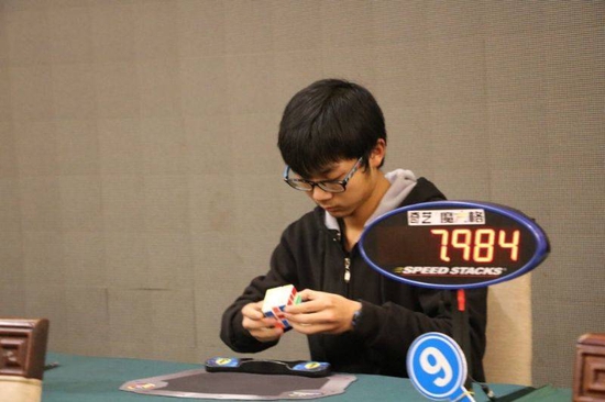 刘童参与魔方比赛