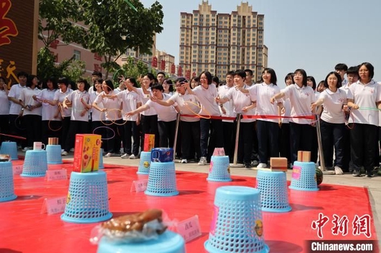 幸运套圈活动现场。 崔广义 摄