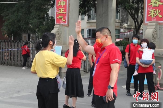 宁夏吴忠,老师为考生加油打气。 于晶 摄
