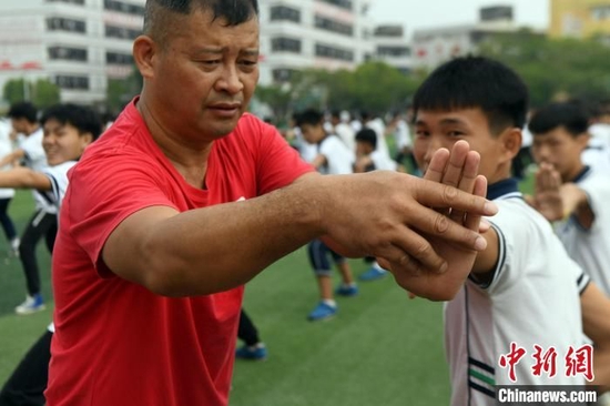 图为罗夏纠正学生练习十八路荘动作。 蒋雪林 摄