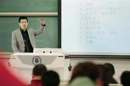 天津大学的恋爱“第一课”就是《恋爱中的法律问题》。中国妇女报图