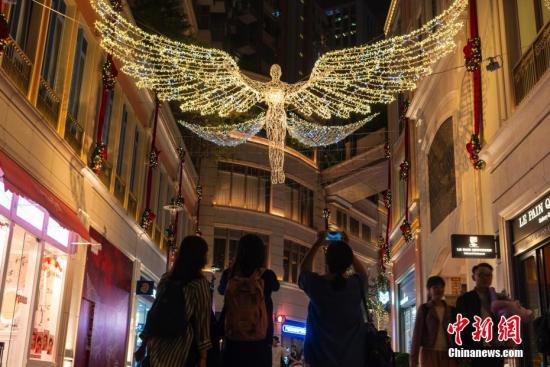 资料图片：英国伦敦著名圣诞灯饰登陆香港街头 。