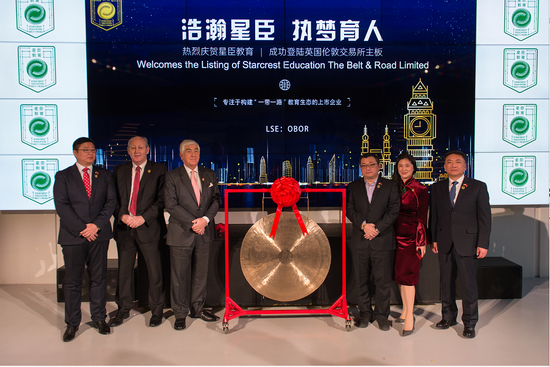 左起：星臣教育总裁张晓君先生、董事Norman Cumming 先生、董事会主席John McLean先生 星臣集团董事长特别代表 冒蔚巍先生、唐桑女士、星臣集团董事长特别助理 王中杰先生