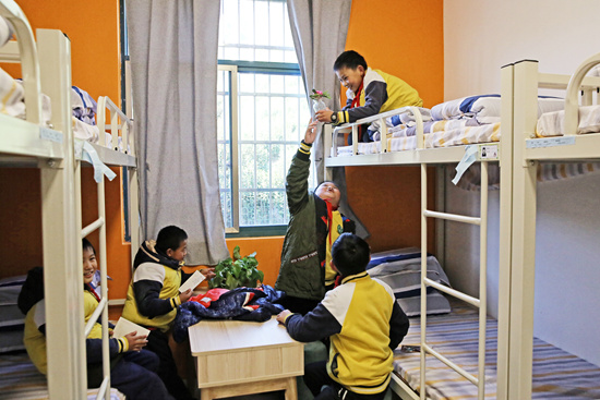 作为马云乡村寄宿制学校计划全国首批5所试点学校之一,浙江省淳安县梓桐镇中心小学的孩子们搬入了新宿舍。视觉中国供图