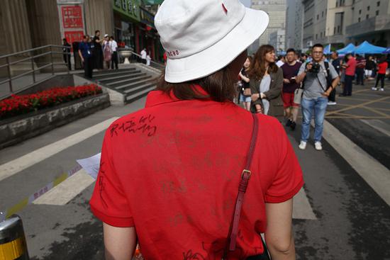 6月7日,北京陈经纶中学高考考点,送考老师的衣服上写满了学生的签名。