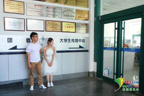 大学生记者团,那是我大学梦开始的地方。穿上红马甲、拿起相机,那时,我是一名学生记者;如今踏上工作岗位,我是一名上班族,今昔又何昔,再回头看四年大学时光,一切都那么美好。中国青年网通讯员 赵玲 摄
