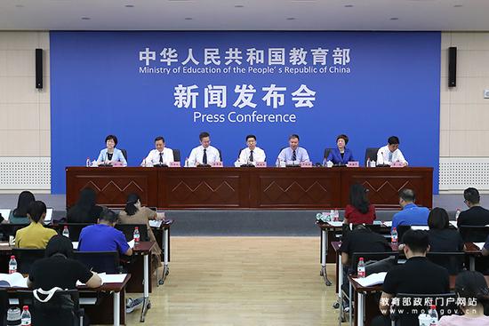 7月10日,学习部召开新闻发布会介绍保障家庭经济困难学生顺利入学的政策措施及资助工作开展情况。 学习部网站 图