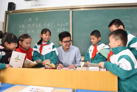 资料图:研支团青海分团在支教地开展支教服务工作