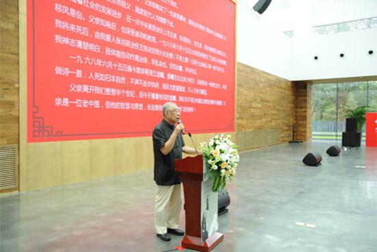 施小墨作为家人代表缅怀父亲遗志。