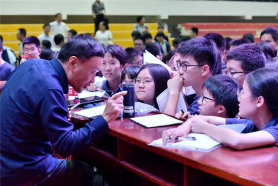 余隋怀教授与学生们现场交流