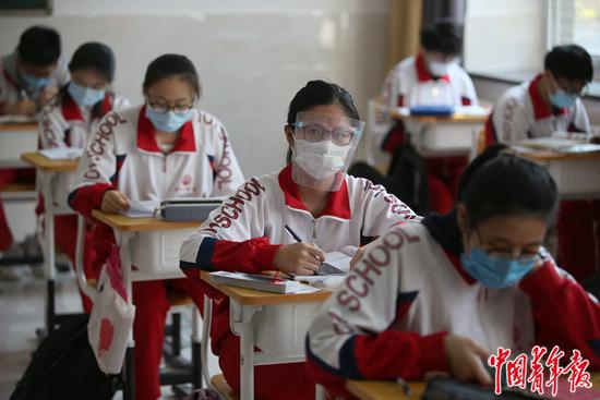 4月27日，北京一零一中学，高三学生在教室里复习功课。