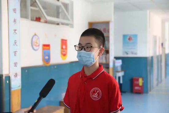 每个同学都收到了爱心大礼包,他们表示最感动的礼物是老师写给自己的祝福。
