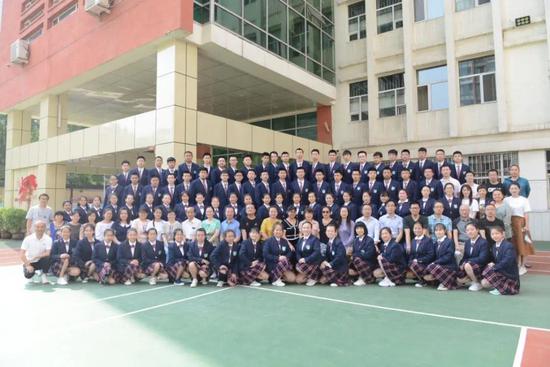 毕业典礼后，太原市聋人学校高三毕业班师生合影留念。受访者供图