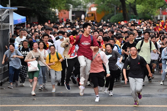 资料图 2022年6月9日,湖南省长沙市一中考点的考生在高考结束后跑出考场。 新华社记者 陈振海 摄