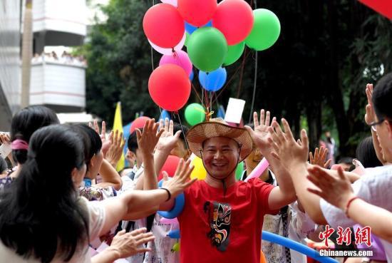 资料图：高中毕业班老师带领高考生接受祝福。中新社记者 俞靖 摄