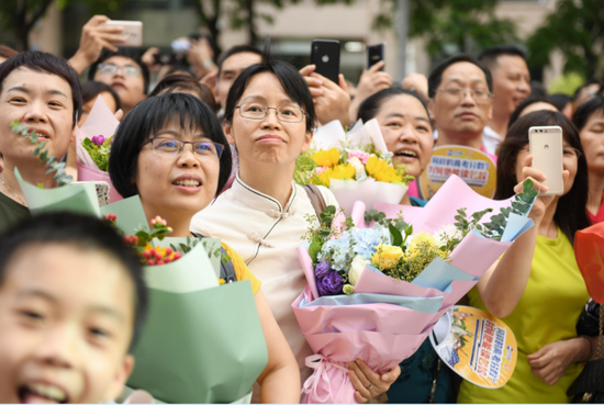 高考结束那一刻 考点门口众生相(图)