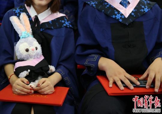 中国科学院大学2019年度毕业典礼上，硕士研究生刘小琼带着陪伴自己3年的兔子玩偶。中国青年报·中国青年网记者 陈剑/摄