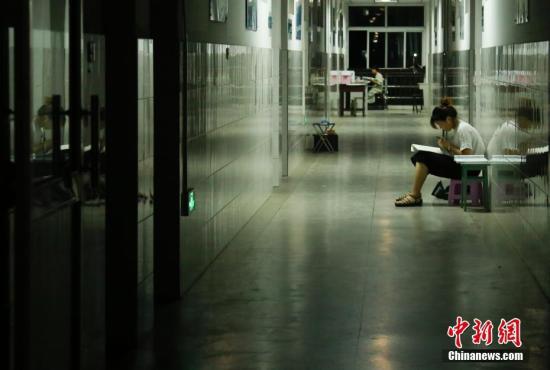 资料图：学生在教室走廊里看书。文/张俊 夏莹 余康生 图/余康生