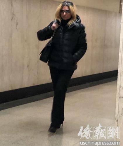 　　辱骂及攻击华裔女子的纽约白人女律师Lushchinskaya，穿着和案发时几乎一样的装束上庭。（图片来源：美国侨报网）