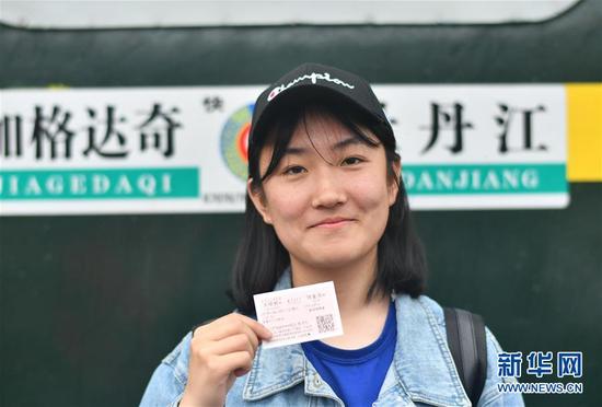 6月5日,在大杨树站,大杨树二中高三学生鲁贵怡准备乘坐“高考专列”参加高考。新华社记者 王松 摄 图片来源:新华网
