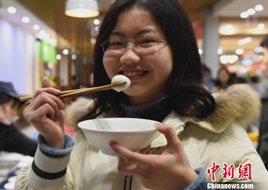 图为大学生在学校食堂吃汤圆庆祝元宵节。　周毅 摄