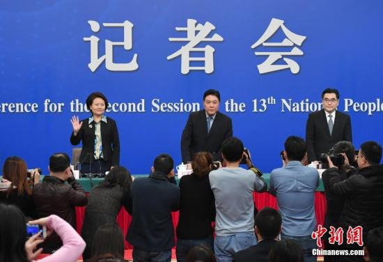 3月12日,十三届全国人大二次会议新闻?#34892;?#20030;行记者会,邀请最高人民法院审判委?#34987;?#21103;部级专职委员刘贵祥(中)、福建省高级人民法院院长吴偕林(右)、江西省高级人民法院院长葛晓燕(左)就“攻坚‘基本解决执行难’”相关问题回答中外记者提?#30465;V行?#31038;记者 侯宇 摄