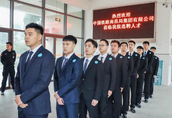 中国铁路南昌局集团有限公司在湖南铁路科技职业技术学院招聘。学校供图。