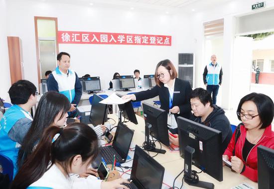 百色支路上的徐汇区教育局招生考试中心大厅，今天来的家长不多。