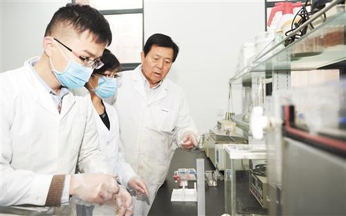 西北农林科技大学农学院退休教授王辉受学校返聘继续其未完的项目。图为王辉(右一)在西北农林科技大学农学院的实验室里指导学生实验。 新华社记者 刘 潇摄