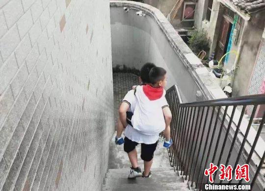背行途中 饶靖宇 摄