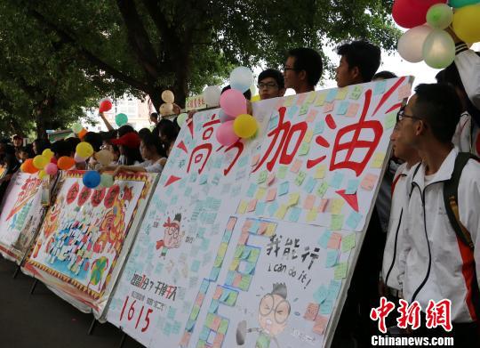 广西柳州一高中给准备参加高考的学生鼓劲加油。 林馨 摄