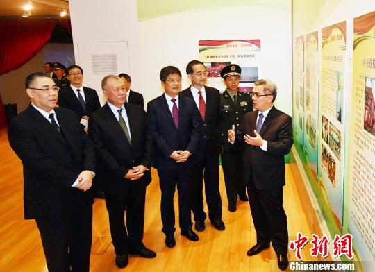 图为澳门特区政府保安司司长黄少泽(右一)为主礼嘉宾讲解展览内容。 龙土有 摄