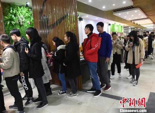 图为重庆大学学生排队领汤圆庆元宵。　周毅 摄