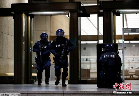 资料图：日本警察在进行防恐演习。