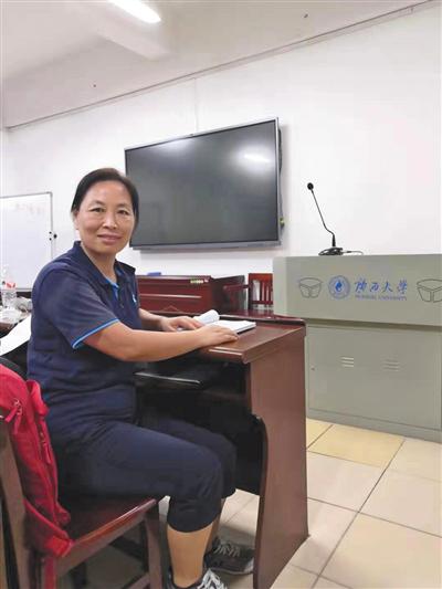 9月11日,原梦园在广西大学的教室里学习。受访者供图