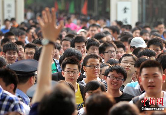 资料图：江苏南京的一处考点，考生从考场走出。泱波 摄