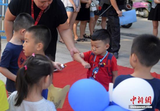  资料图：幼儿园新生入学。吕明 摄