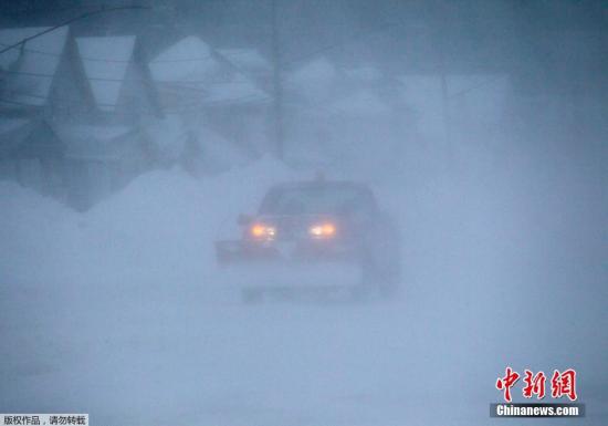 资料图：美国部分地区遭暴雪袭击，高速公路由于恶劣天气关闭，多数车辆被困路上。