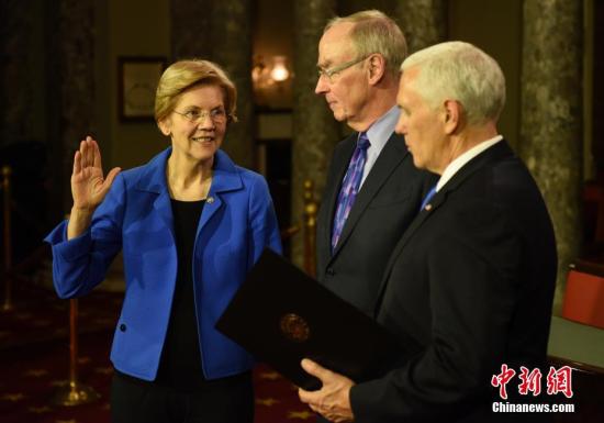 资料图片：当地时间1月3日，美国第116届国会开幕。图为民主党女参议员伊丽莎白·沃伦（Elizabeth Warren）参加宣誓仪式。她于日前宣布准备参加2020年总统竞选。中新社记者 陈孟统 摄