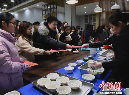 图为重庆大学学生在学校食堂吃汤圆庆元宵。　周毅 摄