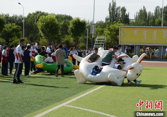6月9日，高三学生参加龟兔赛跑比赛时不慎跌倒。　刘文华 摄