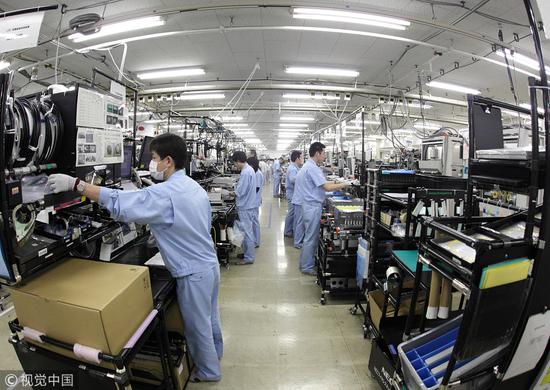工人们在日本NEC无线网络公司工厂装配LTE设备。(图片来源:视觉中国)